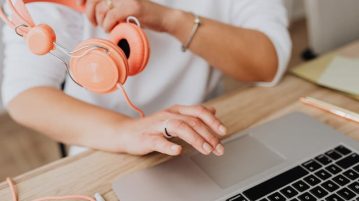 Un casque orange