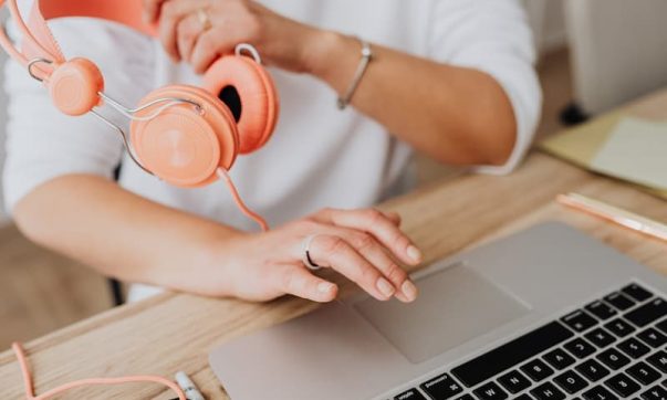 Un casque orange